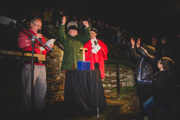 Michael Morpurgo switches on Hay’s Christmas lights