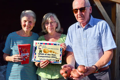 Builth Wells Committee raises hundreds from potato growing competition