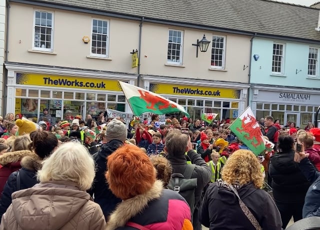 VIDEO: Brecon schoolchildren perform Yma o Hyd on St David's Day