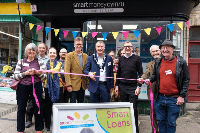 The new Smart Money Cymru branch in Llandrindod Wells is opened by the town’s Deputy Mayor Paul Smith