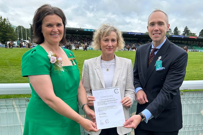 Welsh Language Commissioner Efa Gruffudd Jones (centre) presents the Cynnig Cymraeg certificate to RWAS Council chair Nicola Davies and RWAS chief executive Aled Rhys Jones.