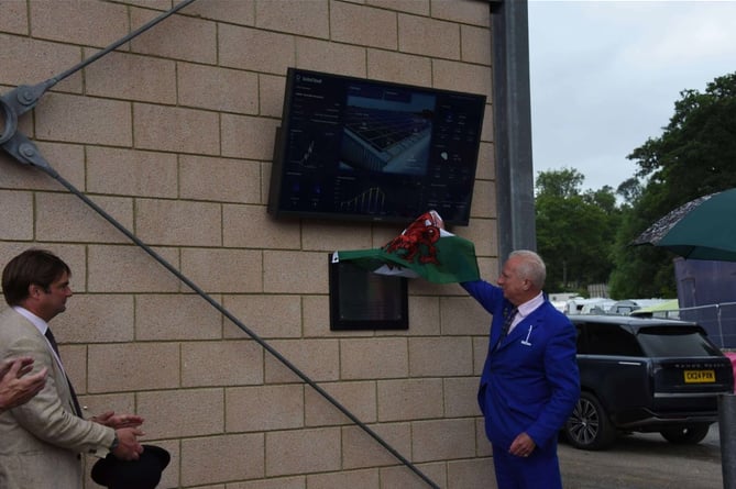 RWAS President 2020-22 and former Show Director, Harry Fetherstonhaugh unveiling the plaque