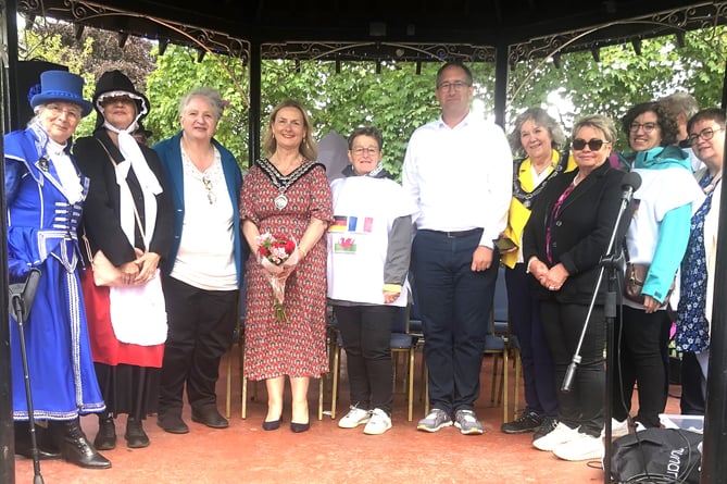 Mayors of Bad Rappenaau Sebastian Frei and Llandrindod Wells Mayor Cllr Marcia Morgan alongside chairs of Llandrindod Wells, Bad Rappenau and Contrexeville Twinning Committees