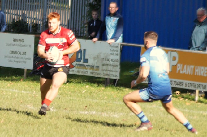 Ryan Davies opens up the Ystrad defence - Brecon RFC