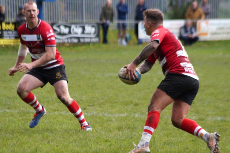 James Dixon feeds centre Jack Dixon - Brecon RFC