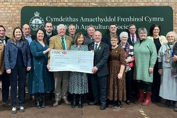 RWAS feature county 2024 president Denley Jenkins, ambassador Esyllt Ellis Griffiths and Ceredigion Committee members present a cheque for £430,000 to RWAS chair Professor Wynne Jones and chair of council  Nicola Davies.