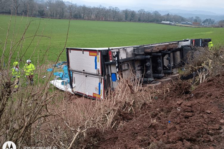 Traffig Cymru Gogledd a Chanolbarth Traffic Wales North & Mid, overturned lorry A470.